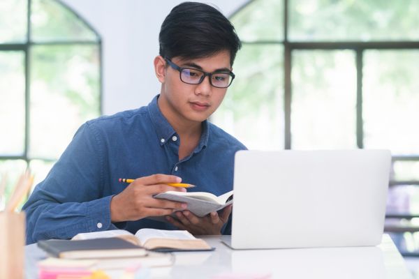 Đại học từ xa Luật Kinh tế Đại học Intracom có gì khác biệt?