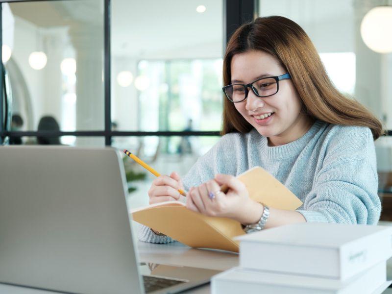 Hồ sơ xét tuyển đại học từ xa ngành Luật 2026: Thủ tục và điều kiện