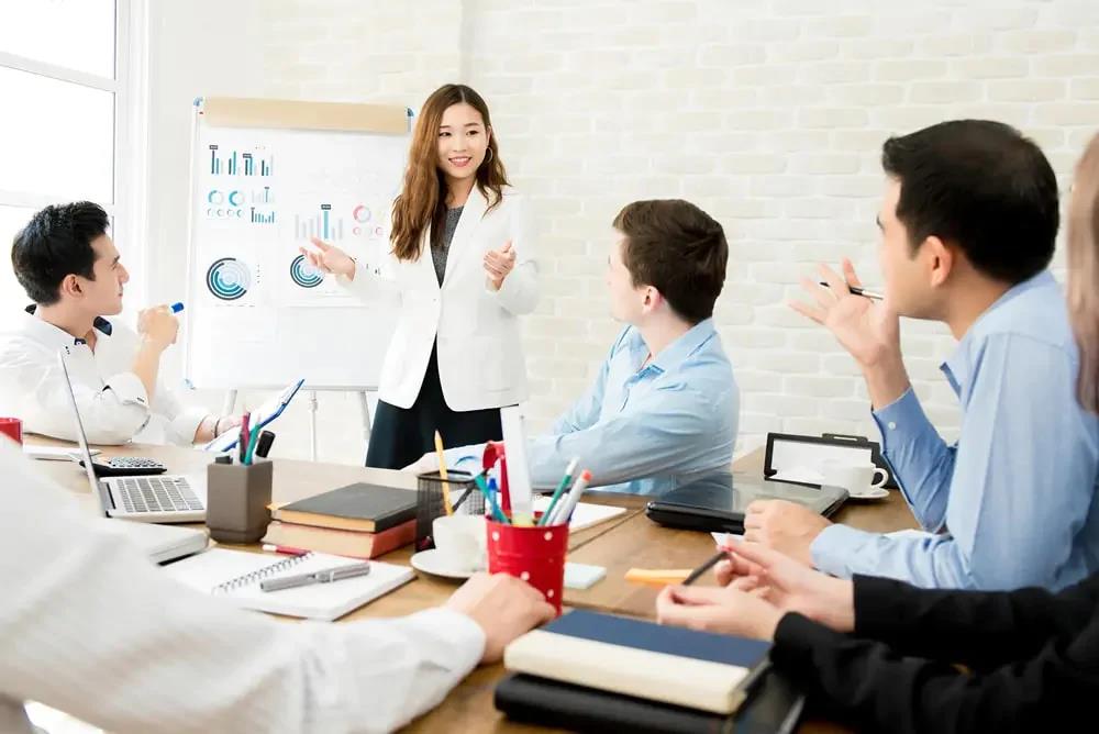 Sinh viên Quản trị kinh doanh cần chuẩn bị gì trong kỷ nguyên chuyển đổi số?